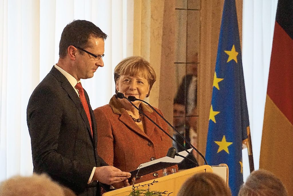 Jetzt wird es offiziell: Stephan Neher überreichte den Eugen-Bolz-Preis an Angela Merkel.