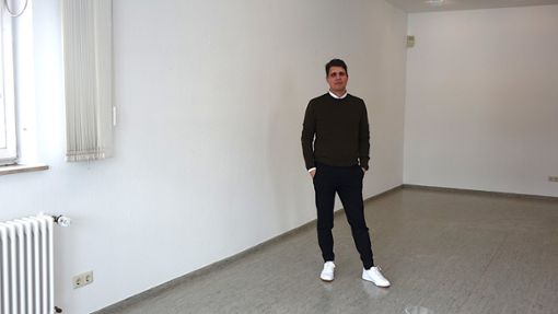 Ein Galerieleiter vor weißen Wänden: Stefan Rößler berichtet, wie es der Städtischen Galerie während der Schließzeit ergeht. Foto: Moser