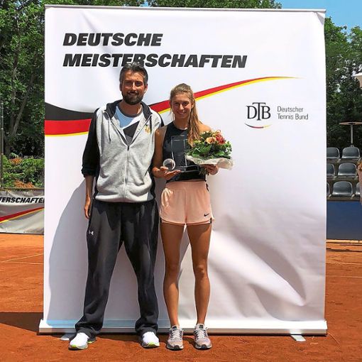 Bezirkstrainer Matthias Martin freut sich zusammen mit Alexandra Vecic über den Sieg der 16-Jährigen bei den Deutschen Jugendmeisterschaften in Ludwigshafen. Foto: Kommer