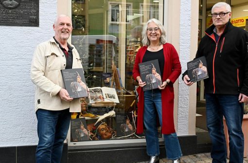 Sie freuen sich über ihr druckfrisches Buch über die Rottweiler Rössle: (von links) Gunther Wilde, Sabina Kratt und Hans-Joachim Joe Ruoß. Foto: Siegmeier