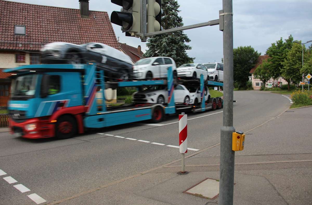 Bereits vor drei Jahren forderte eine Bürgerinitiative Tempo 30 durch Neukirch. Ende des Jahres könnte es kommen. Foto: Schmidt