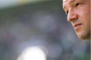 Ein stolzer Fredi Bobic weiß, dass es die letzten vier Spiele für den VfB Stuttgart in sich haben. Foto: dpa