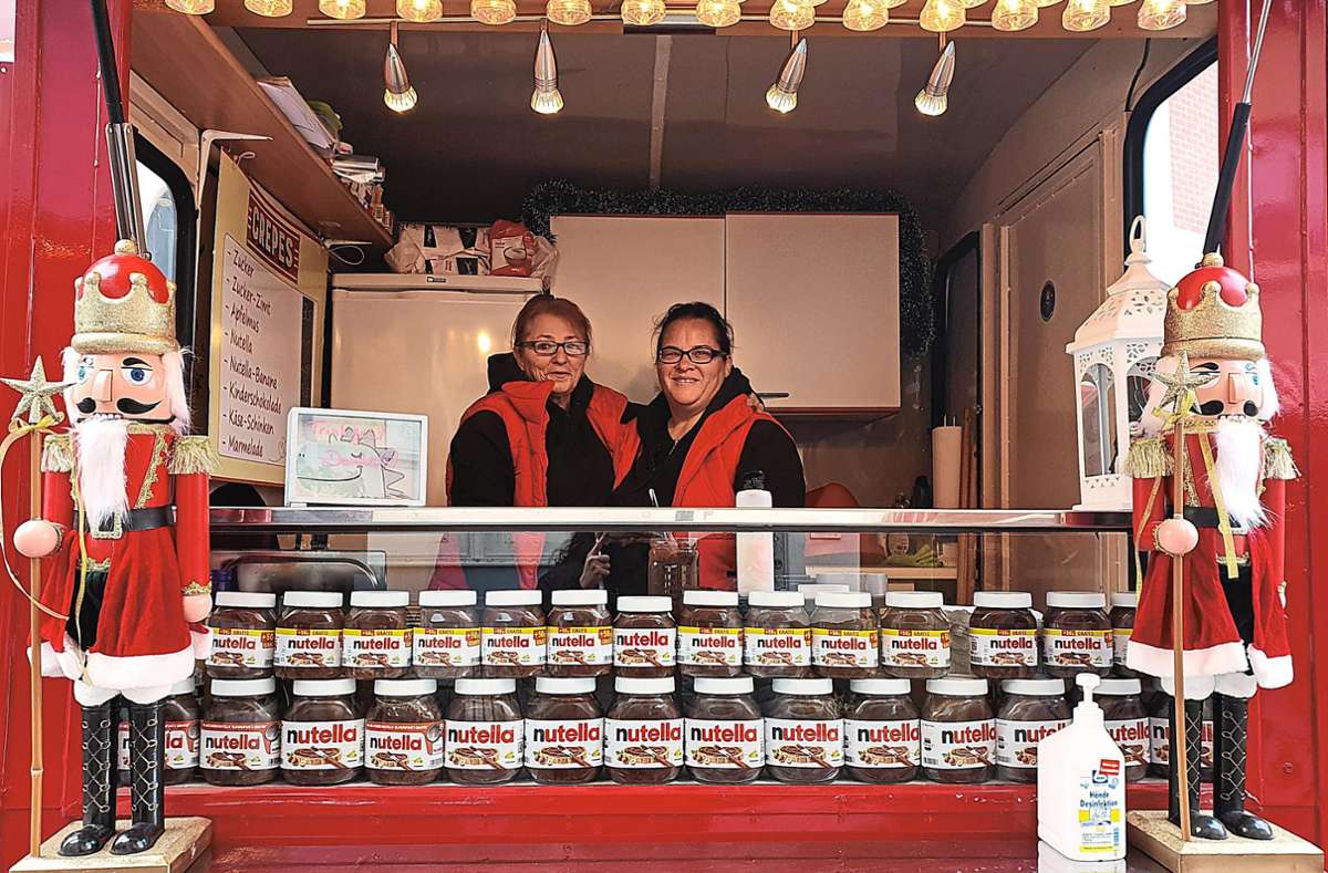 Christine Weiß (links) und ihre Schwägerin Isabella Weiß verkaufen Crêpes auf dem Weihnachtsmarkt. Ein Crêpes mit Zimt und Zucker kostet 3,50 Euro. Foto: Davydenko