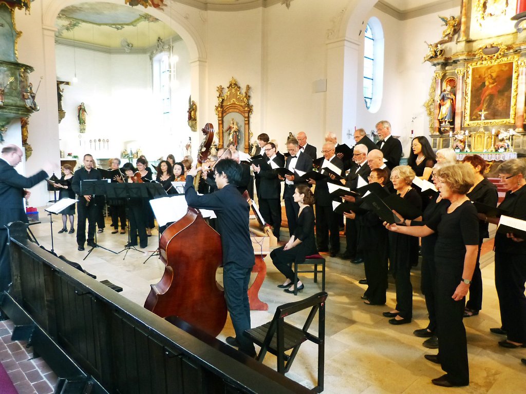 Ein Genuss für Auge und Ohr: der Auftritt des Chors Le Consort Nouveau in der Kirche St. Afra.  Foto:   Hoffmann Foto: Schwarzwälder-Bote