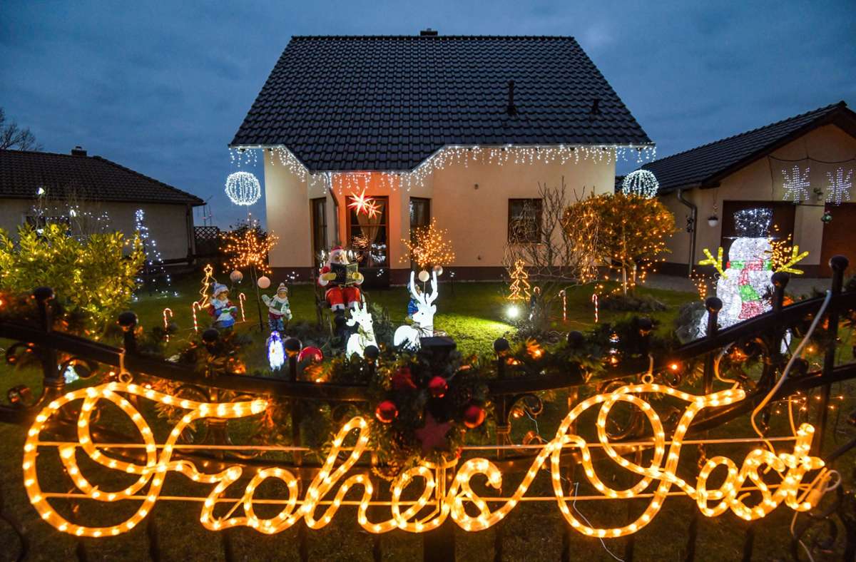 Aufgrund der Energiekrise schränkt der ein oder andere die Weihnachtsbeleuchtung zu Hause ein. Foto: picture alliance/dpa/Patrick Pleul