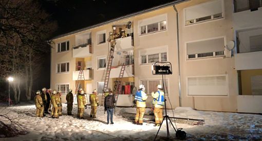 Über Steckleitern rettete die Feuerwehr die Bewohner aus dem Haus. Foto: Nölke