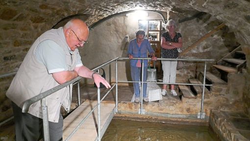 Diakon Ewald Wurster zeigt Besucherinnen das historische jüdische Ritualbad, über das er viel zu berichten weiß.Fotos: Günther Foto: Schwarzwälder Bote