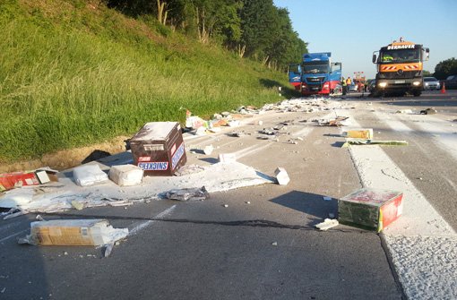 Bei einem Lkw-Unfall auf der A8 bei Wendlingen hat einer der Laster seine Ladung Süßigkeiten verloren. Foto: www.7aktuell.de | Timo Reichert