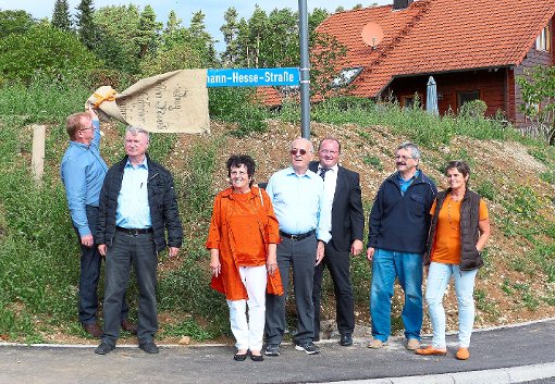 Bürgermeister Andreas Hölzlberger (Dritter von rechts) enthüllt gemeinsam mit  Ratsmitgliedern das Schild der Hermann-Hesse-Straße.  Foto: Stadler Foto: Schwarzwälder-Bote