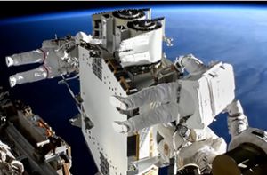 Shane Kimbrough (vorne), Nasa-Astronaut und Thomas Pesquet, Astronaut der Europäischen Weltraumorganisation (Esa), arbeiten bei einem Außeneinsatz an der Solaranlage der Internationalen Raumstation ISS. Foto: Nasa/dpa