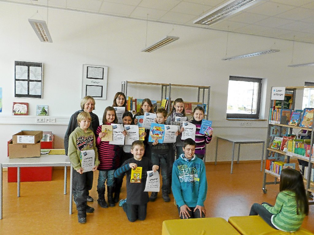 Alles Leseratten: Die Schüler, die 2011 am meisten Medien ausgeliehen haben, gemeinsam mit Ingrid Mispelhorn Foto: Privat Foto: Schwarzwälder-Bote