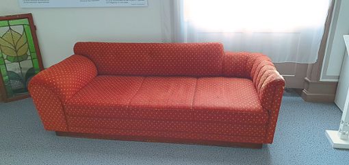 Das rote Sofa besitzt einen hohen Wiedererkennungswert.  Foto: Olowinsky Foto: Schwarzwälder Bote