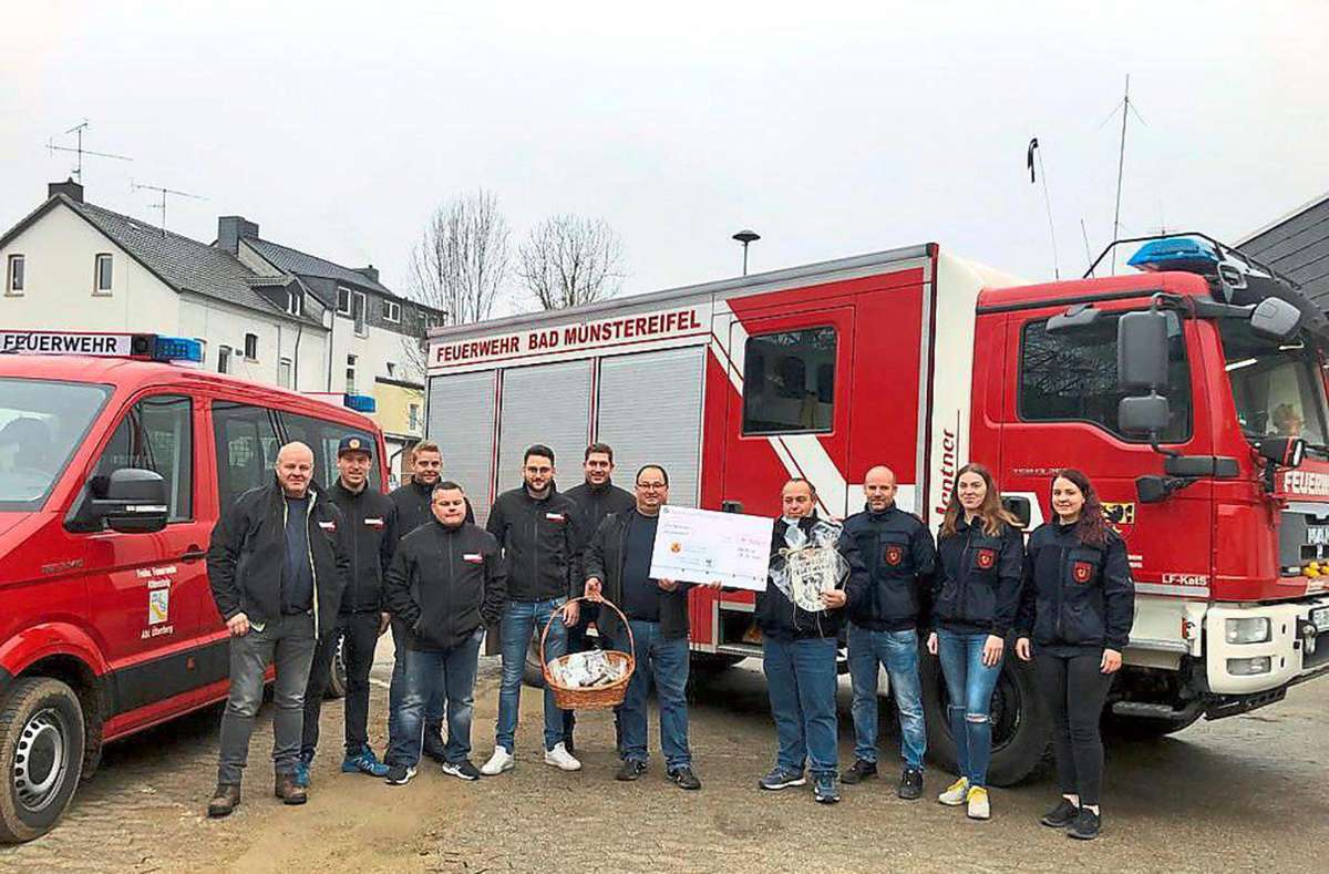 Bei ihrer zweiten Reise nach Bad Münstereifel überbrachten die Altensteiger Feuerwehrleute einen Scheck über 4500 Euro. Foto: Feuerwehr Altensteig