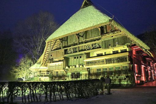 Stimmungsvoll beleuchtet ist das Freilichtmuseum in Gutach. Foto: Museum Foto: Schwarzwälder Bote