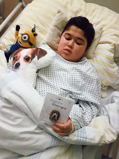 Post aus der Heimat. Der 14-jährige Benny ist nach seiner schweren Operation über jeden Brief und jede  Postkarte dankbar.  Fotos: Fritschi Foto: Schwarzwälder Bote