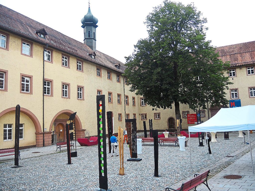 Alles aus Holz: 20 Skulpturen vom Künstler Julius Nagel können von Besuchern bis Anfang Oktober im sogenannten Stelen Park neben der alten Linde im Schlosshof betrachtet werden. Die Vernissage fand am Mittwochabend statt.