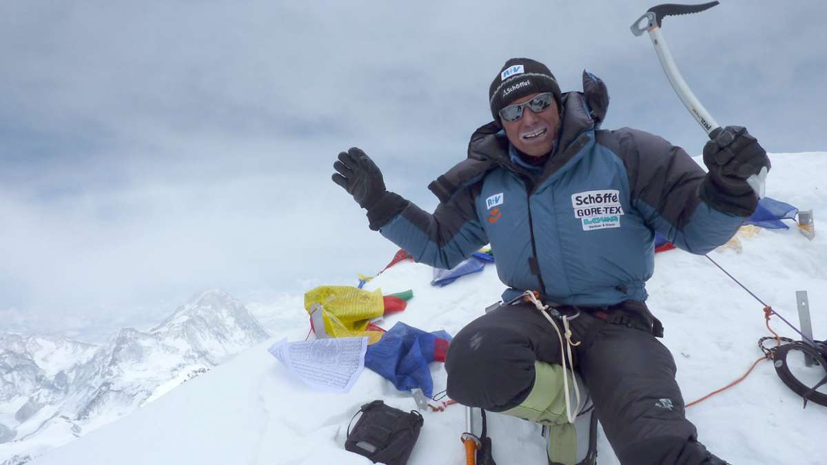 Bergsteiger Ralf Dujmovits auf dem 8000er-Gipfel des Lhotse, einem Berg im Himalaya an der Grenze zwischen Nepal und China.  Foto: Privat/Ralf Dujmovits/dpa