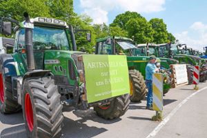 Rund 100 Traktoren aus den Landkreisen Calw, Freudenstadt, Böblingen, Karlsruhe, aus dem Enzkreis und aus Pforzheim sind versammelt. Foto: Fritsch