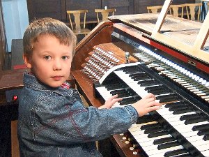 Junge Orgelinteressierte dürfen am Sonntag auch auf dem Späth-Instrument  spielen.  Foto: Schäfer Foto: Schwarzwälder-Bote