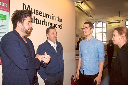 Der Historiker Markus Würz hat Michael (links) und Sven Kanz (Mitte) über das Thema Purer Luxus diese Woche Dienstag in Berlin interviewt.  Foto: Rapthel-Kieser