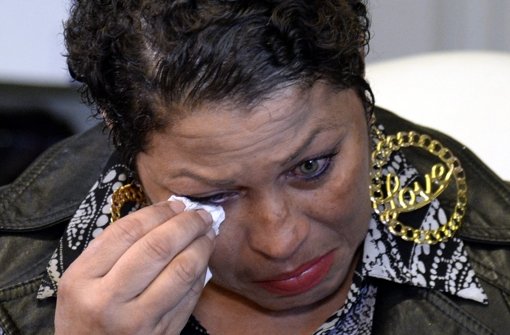 Eine der Frauen, die gegen den Schauspieler Bill Cosby schwere Vorwürfe erheben, ringt bei einer Pressekonferenz um Fassung. Foto: dpa