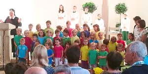 Die Kindergartenkinder gestalten zum Auftakt des Sommerfests den Gottesdienst mit. Foto: Frei Foto: Schwarzwälder-Bote