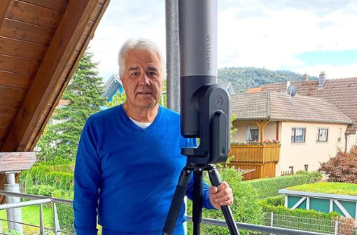 Der 64-jährige Josef Garcia aus Oberweier mit seinem Teleskop. Unter anderem für die NASA schaut er dadurch in den Sternenhimmel. Foto: privat