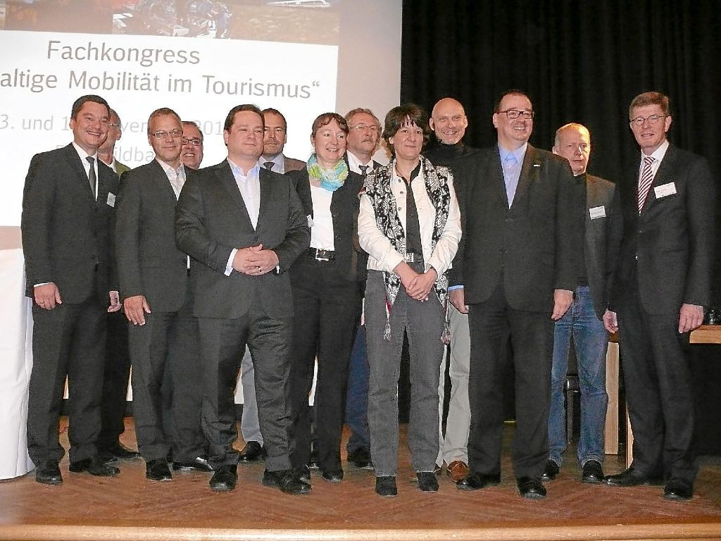 Minister Alexander Bonde mit den Referenten des Fachkongresses und mit Bürgermeister Klaus Mack (links).   Foto: Ziegelbauer Foto: Schwarzwälder-Bote