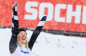 Andrea Rothfuss freut sich über ihre Goldmedaille beim Slalom-Wettbewerb in der stehenden Klasse. Foto: dpa