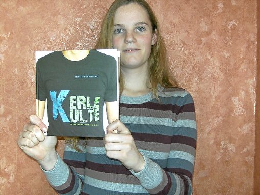 Die 24-jährige Studentin Nancy Grosshans aus Oberkollbach mit dem Buch Kerle Kulte.   Foto: König