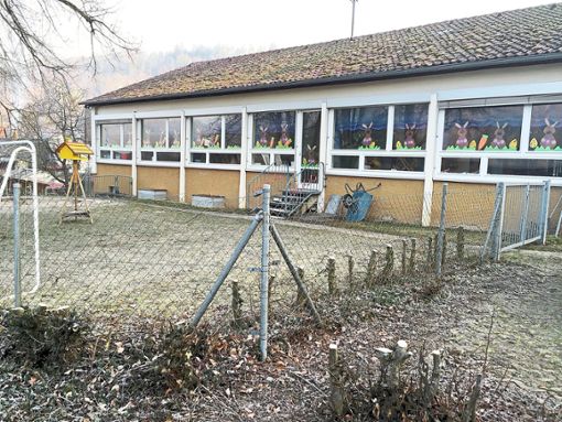 Dort, wo der  nicht mehr benötigte alte  Kindergarten steht, würden sich aus Sicht des Bad Imnauer Ortschaftsrates hervorragend Parkplätze einrichten lassen. Foto: Haid Foto: Schwarzwälder Bote