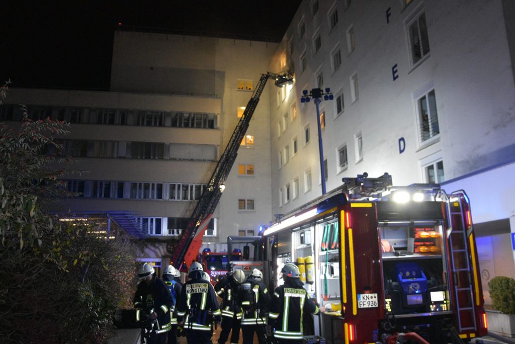 Bei einem Brand im Klinikum Konstanz ist am Wochenende ein 80 Jahre alter Patient ums Leben gekommen. 14 Menschen wurden verletzt. Die Brandursache ist bislang unklar. Zum Artikel