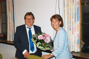 Bürgermeister Karl-Josef Sprenger überreicht Birgit Kienzler Blumen zum Abschied als Ortsvorsteherin. Foto: Hertle Foto: Schwarzwälder Bote