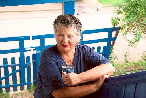 Die Veranstalterin des Melchinger Kunsthandwerkermarktes, Eva Nibbe, auf der Treppe zu ihrem Heim in Melchingen. Ihr Haus wird während des Töpfermarktes immer zum Mittelpunkt der Aussteller- und Kunsthandwerkerszene.   Foto: Rapthel-Kieser Foto: Schwarzwälder-Bote