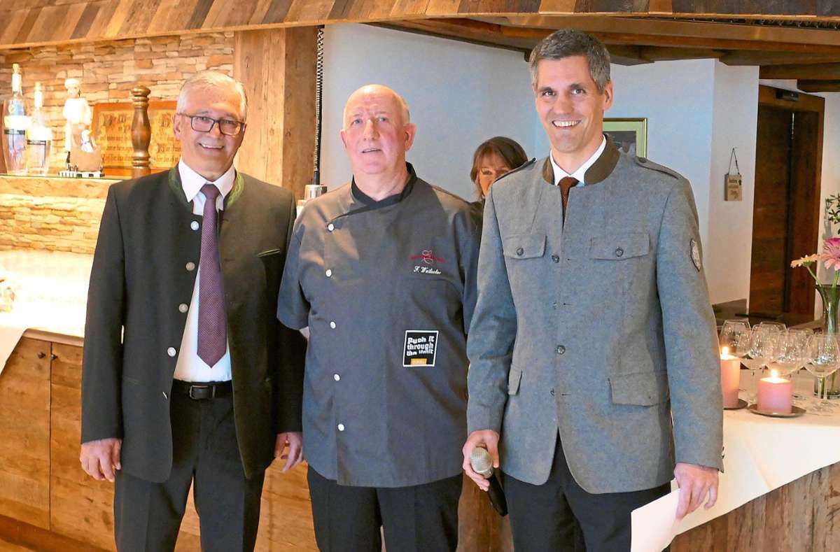 Wolfgang Frey (von links), Frank Weilacher und Steffen Frey bei der Frühlings-Gala im Enztal-Hotel. Der Küchenchef wurde für 30-jährige Betriebszugehörigkeit geehrt. Foto: Stadler