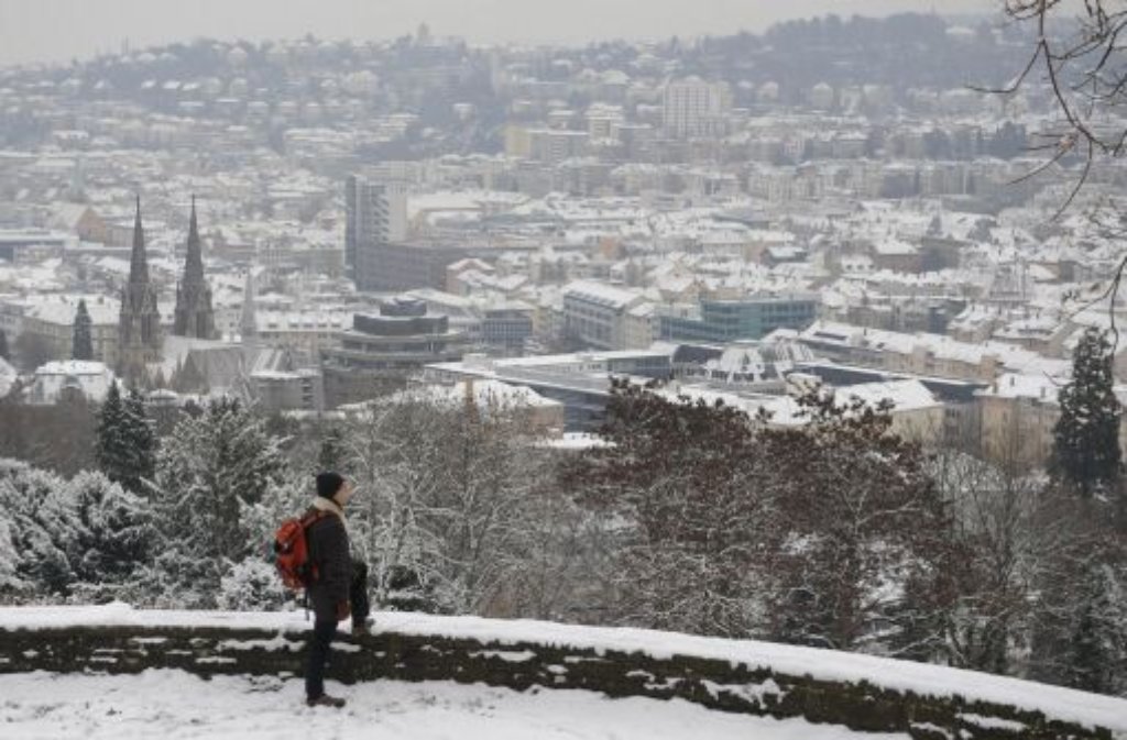 Ein Mann blickt auf das schneebedeckte Stuttgart. Kurz vor dem ersten Adventswochenende sind die Temperaturen gefallen - und mit ihnen die ersten Schneeflocken auch in Stuttgart. Wie Sie sich winterfest machen, erfahren Sie in unserer Bildergalerie.