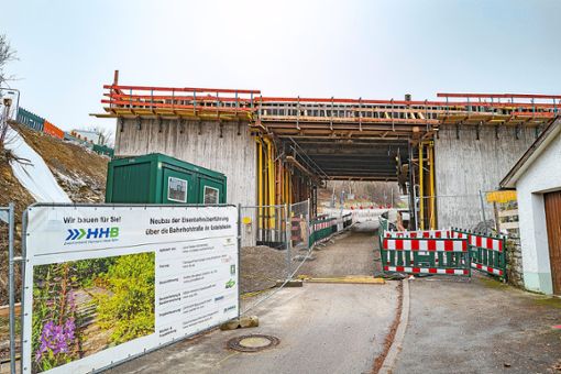 Bei Gleisarbeiten für die Hermann-Hesse-Bahn – hier die im Bau befindliche neue Eisenbahnüberführung  – soll ein  Bagger eine Telekom-Leitung gekappt haben.  Foto: Fritsch