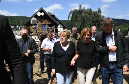 Stützt die MS-kranke Malu Dreyer: Kanzlerin Angela Merkel im Hochwassergebiet. Foto: AFP/CHRISTOF STACHE