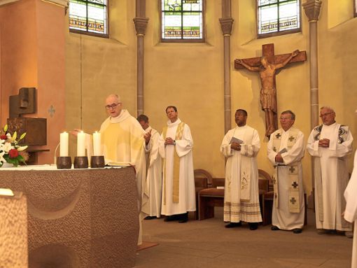 Pfarrer Andreas Simon (links) feierte mit Priesterkollegen seinen Abschiedsgottesdienst in St. Bernhard.   Foto: Glaser Foto: Schwarzwälder Bote