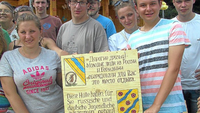 Gäste aus Russland bauen Waldhütte