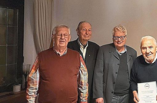 Bei der CDU-Mitgliederversammlung wurde Hans-Dieter Vogt für 50 Jahre Mitgliedschaft geehrt (von links): Bruno Stemmer, Jürgen Beckmann, Klaus May, Hans-Dieter Vogt und Stefan Teufel. Foto: May