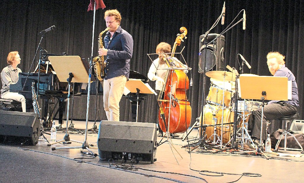 Gleich zwei Bands spielten am Samstag Jazzmusik in Burladingen: Das Fabian-Schöne-Quartett und die Lokalmatadore von Soullounge.  Foto: Bender Foto: Schwarzwälder-Bote