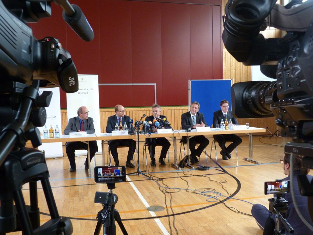 Pressekonferenz in Villingendorf wenige Tage nach der Tat. Der Dreifachmord sorgt deutschlandweit für großes Entsetzen.