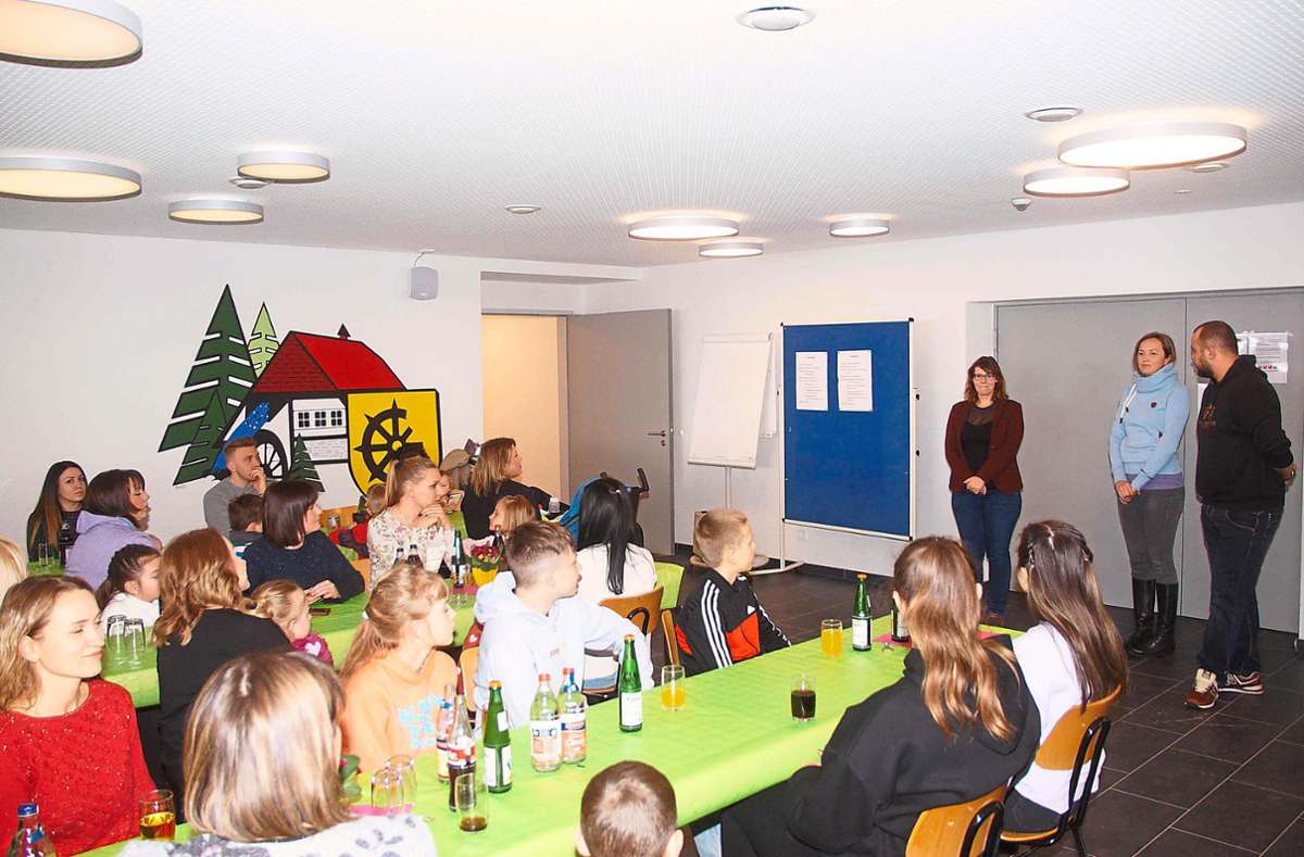 Am Sonntagnachmittag begrüßte Bürgermeisterin Lisa Hengstler die Flüchtlinge aus der Ukraine in einer gemütlichen Runde in der Gütenbacher Festhalle. Foto: Heimpel