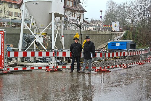 Bauamtsleiter Rolf Günther (links) und Günter Seeger vom Büro Eppler vor der Baustelle  an der Treppenanlage bei der Schwarzwaldhalle Foto: Braun Foto: Schwarzwälder-Bote