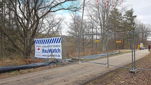Ein Banner am Bauzaun weist darauf hin, dass die Baustelle entlang des Radwegs zwischen Althengstett und Ostelsheim videoüberwacht wird. Foto: Gemeinde Althengstett
