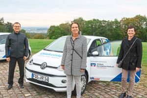 Bei der Fahrzeugübergabe (von links): Gottfried Joos, Bärbel Leiser und Carmen Maier.Foto: VR-Bank Foto: Schwarzwälder Bote
