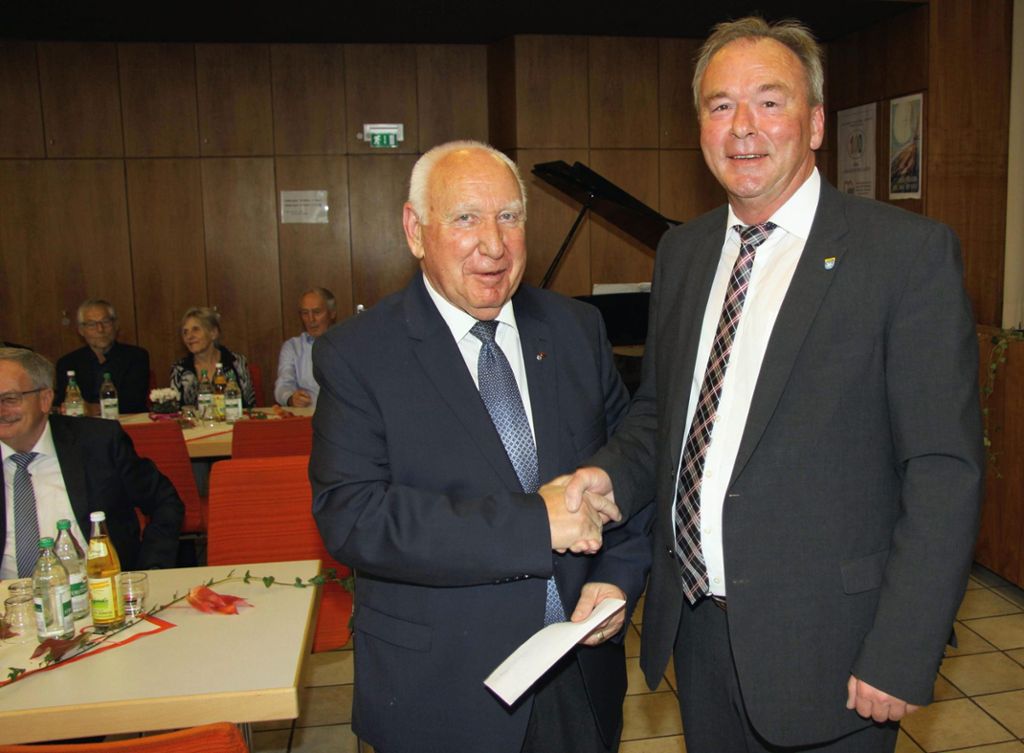 Oberbürgermeister Klaus Konzelmann übergibt den Jubiläumsscheck an Hans-Peter Zizmann.