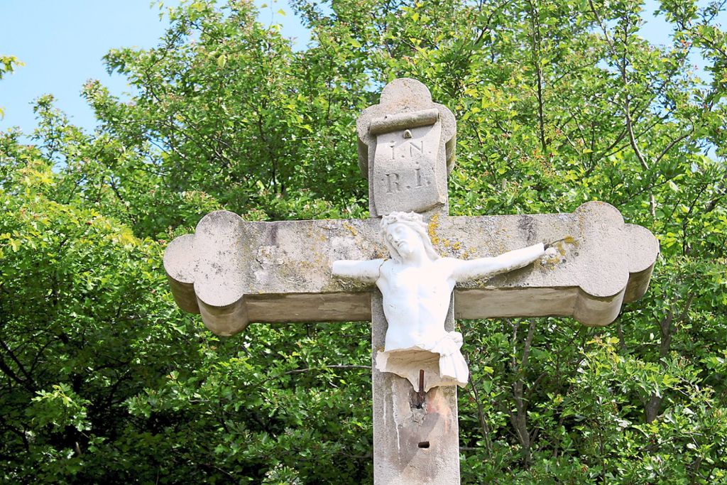 Die Jesus-Figur am Kreuz im Ringsheimer Grasweg wurde von unbekannten Tätern zerstört.  Foto: Mutz Foto: Lahrer Zeitung