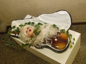 Traurig-stumme Instrumente werden in der Ausstellung zu Kunstobjekten. Foto: Eyrich Foto: Schwarzwälder Bote